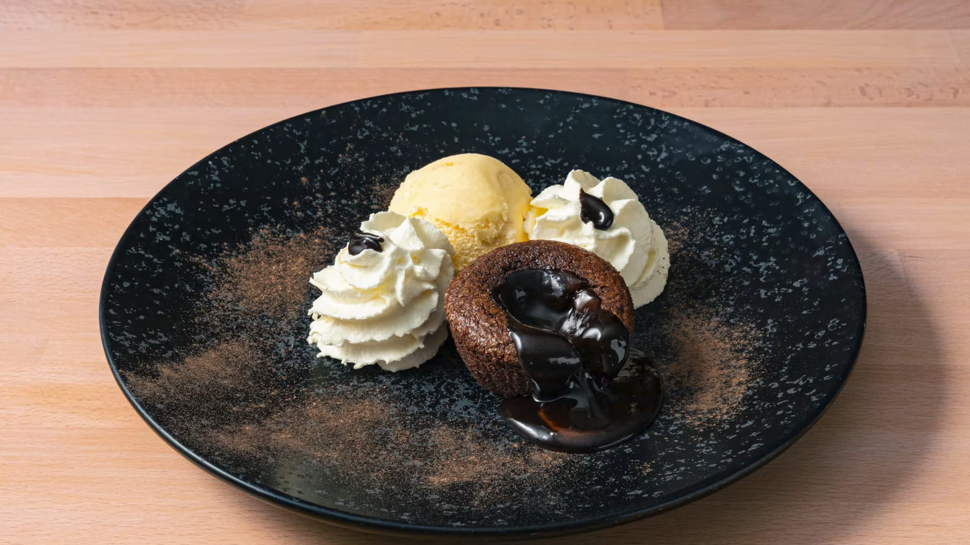 Fondant au chocolat avec glace vanille et chantilly