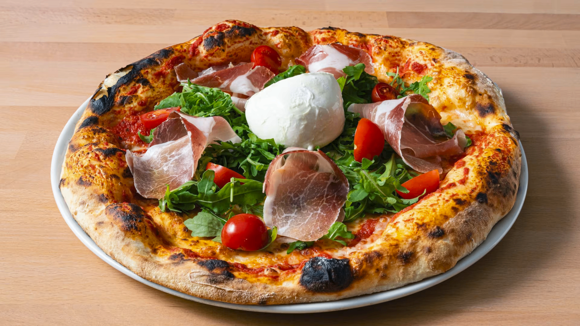 Pizza signature garnie de burrata et jambon cru