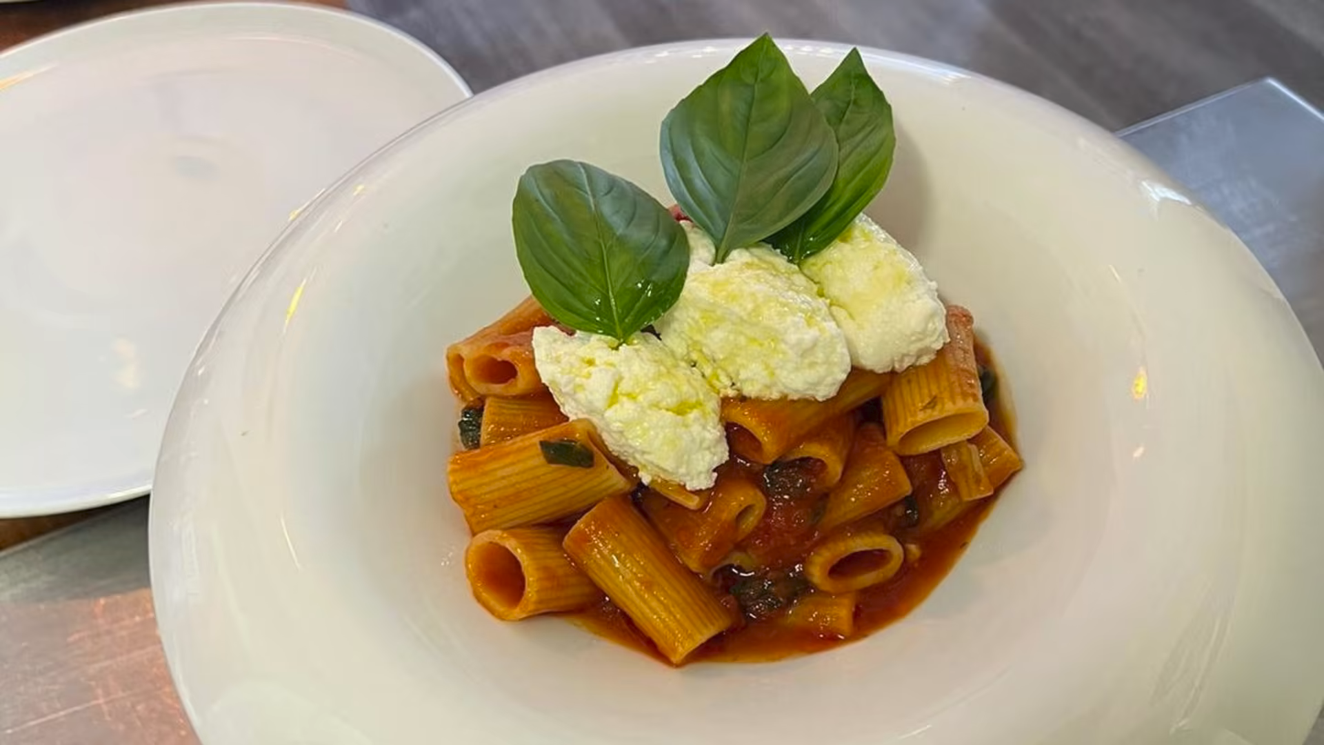 Plat de rigatoni à la sauce tomate et burrata