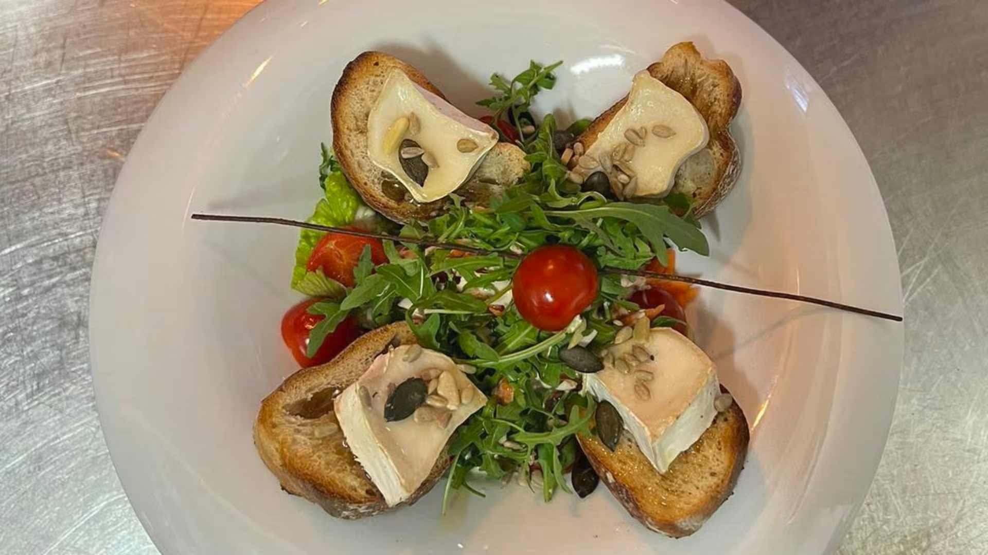 Assiette de salade gourmande avec chèvre chaud